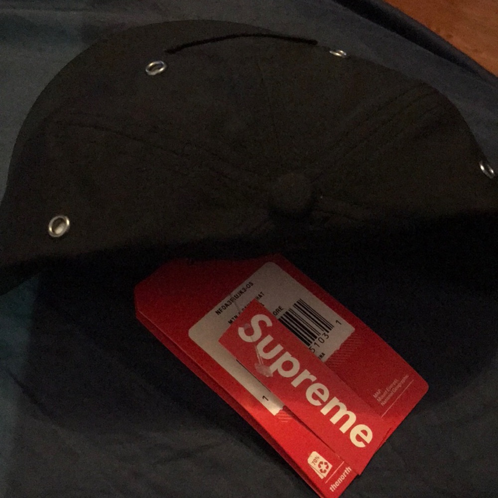 Supreme X North Face Black Hat - Picture 4 of 5